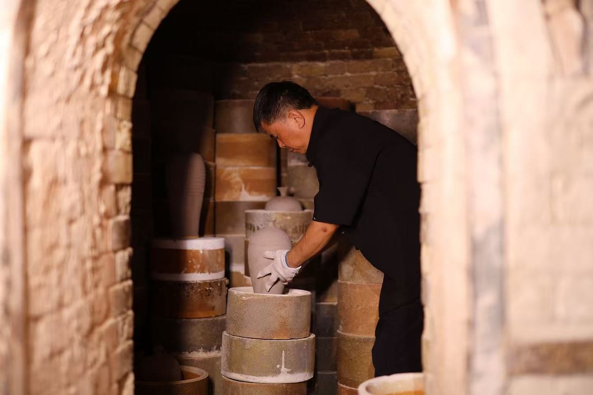 高丙建大师在窑炉前摆放素坯